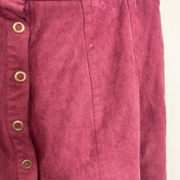 Kendall + Kylie Suede Burgundy Scalloped Edge Front Button Mini Skirt (L) - Picture 7 of 7